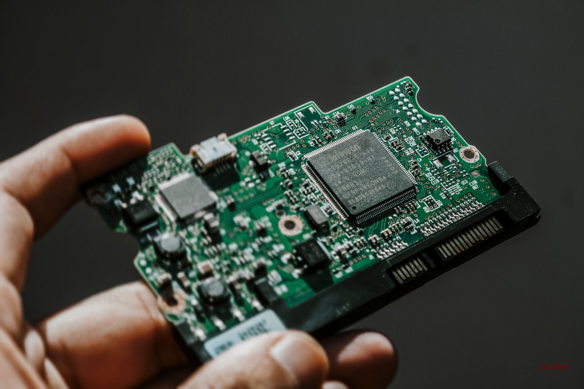 DRAM 价格飙升 8 倍背后：中国 IDC 厂商如何重构服务器 TCO 与采购策略