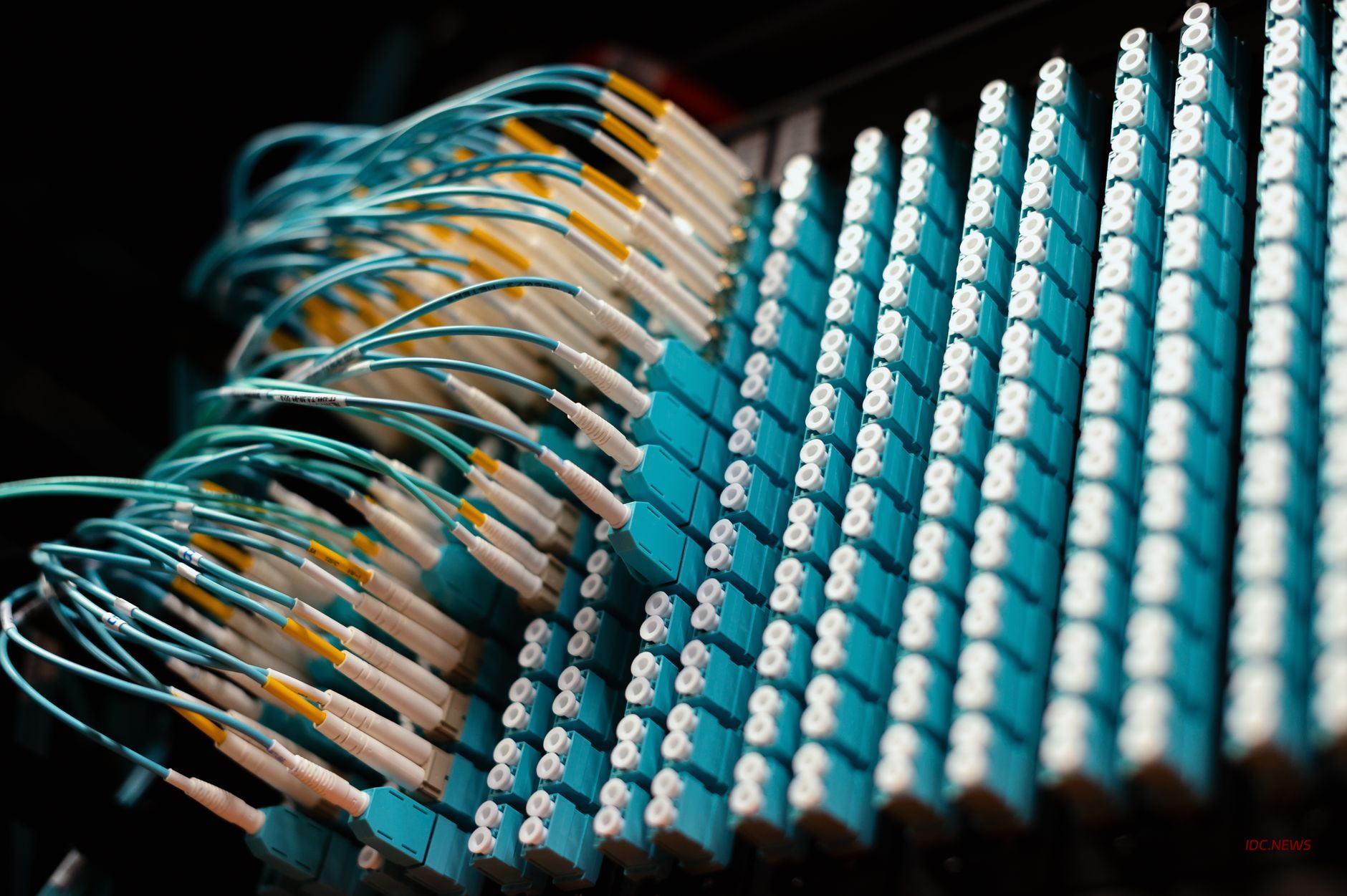 英伟达杀入以太网交换机市场：中国智算中心如何规避 InfiniBand 锁定与构建开放网络架构