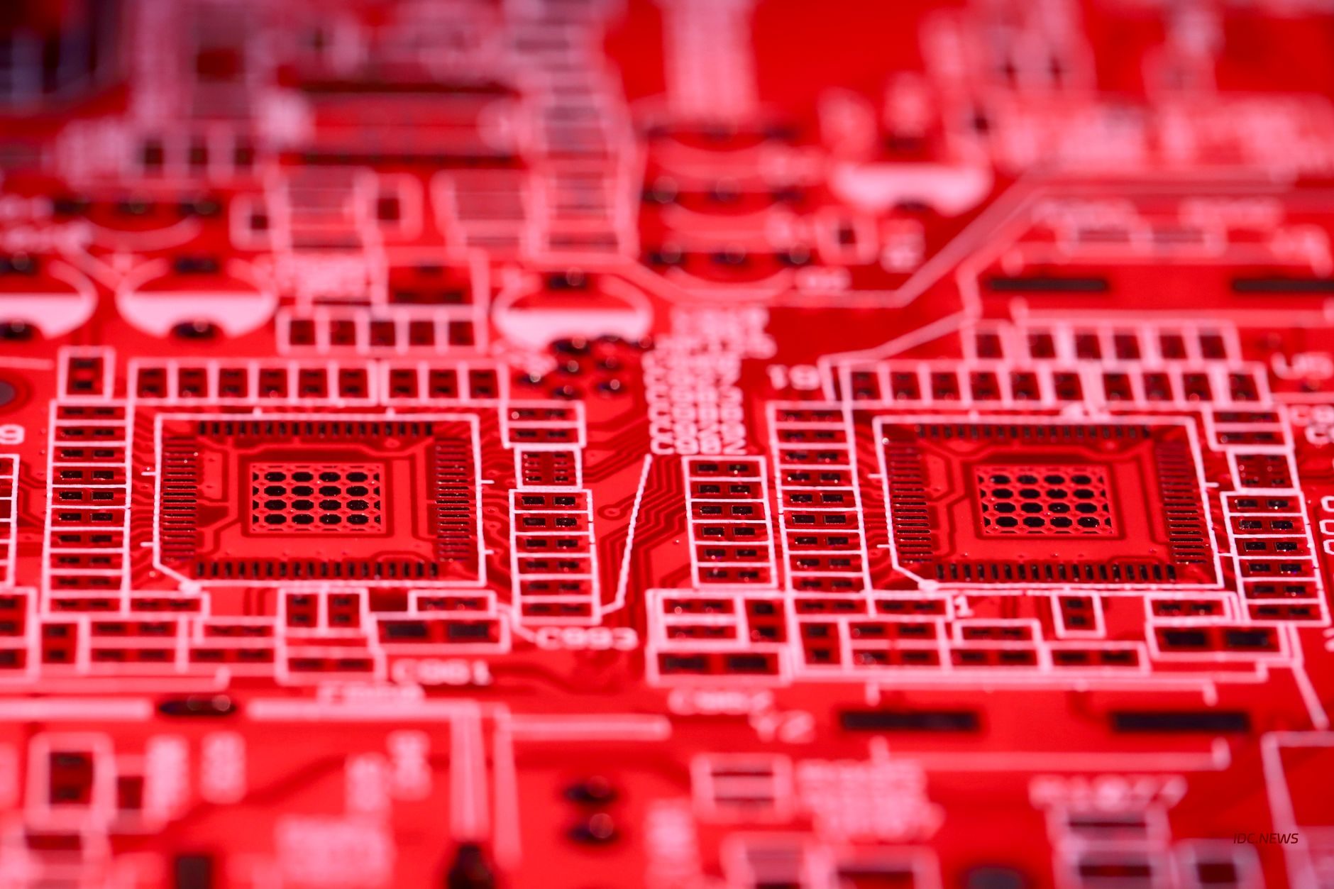 台积电 CoWoS 产能外溢：中国 IDC 如何承接先进封装订单带来的算力基建红利