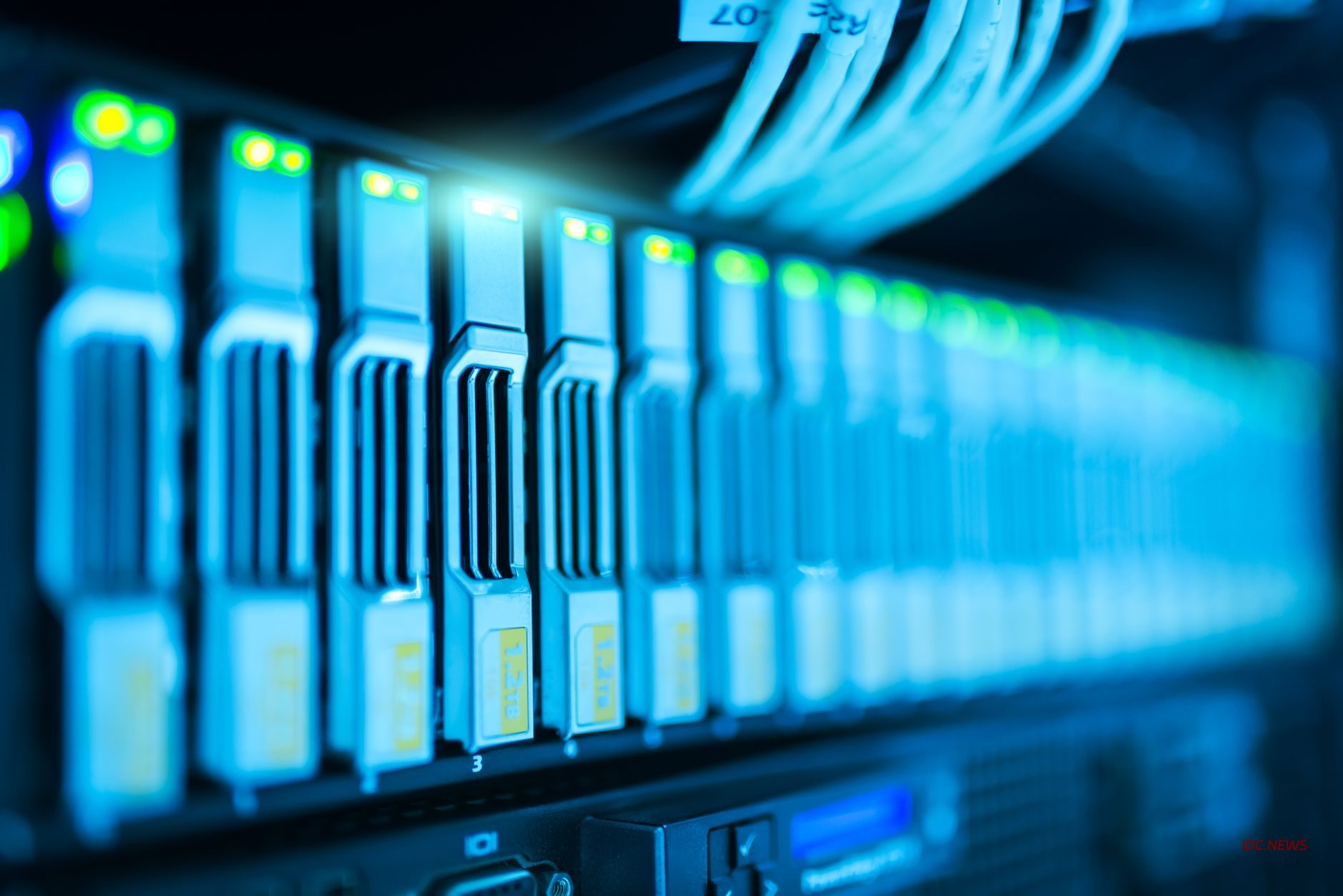 800V 直流供电与液冷融合：下一代高密度 IDC 的 PUE 优化实战指南
